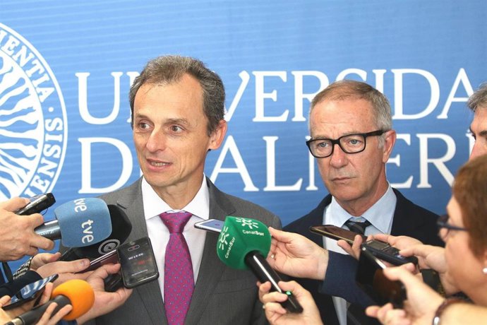 El ministro de Ciencia, Innovación y Universidades en funciones, Pedro Duque, y el ministro de Cultura y Deporte en funciones, José Guirao