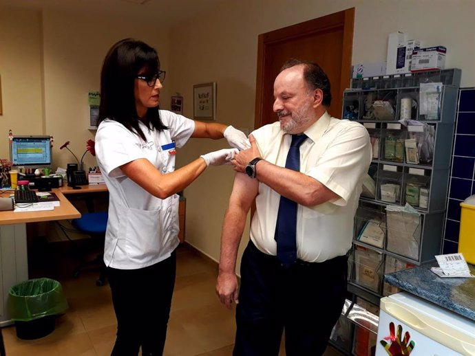 El director general de Salud Pública, José Carlos Vicente, vacunándose.