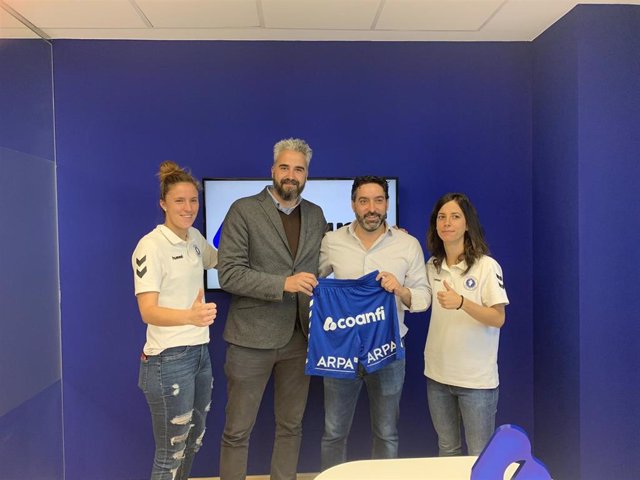 El presidente de la Asociación de Clubs de Fútbol Femenino, Rubén Alcaine, con jugadoras del Zaragoza CFF
