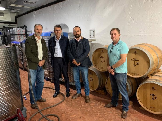Cortés (PP) visita la bodega La Capuchina de Mollina