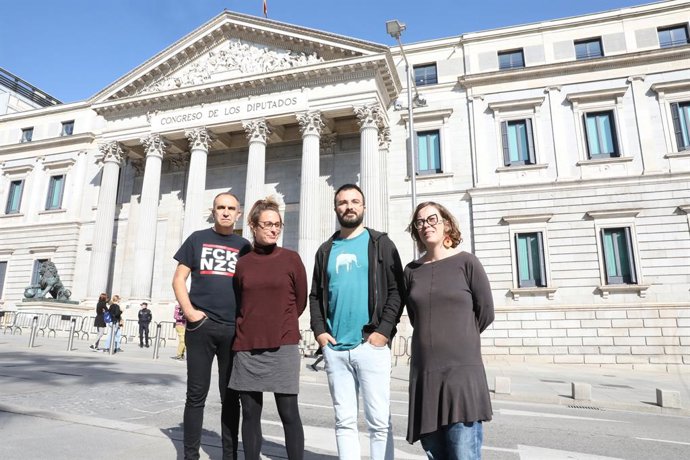 (I-D) El candidat de la CUP en la demarcació de Lleida, Francisco Gabarrell; la regidora de l'Ajuntament de Barcelona de la CUP-Capgirem Barcelona, Eullia Reguant; els components del secretariat nacional de la CUP, Mireia Vehí i Albert Botran