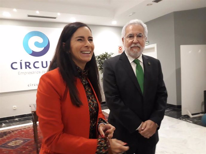 Patricia García y Miguel Ángel Santalices hablando con los medios.
