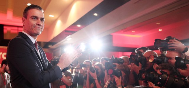 El presidente del Gobierno en funciones y secretario general del PSOE, Pedro Sánchez, aplaude tras su intervención en el acto de presentación de la campaña del PSOE para las elecciones del 10 de noviembre, con el lema 'Ahora Sí', en Madrid (España), a 28 de octubre de 2019.