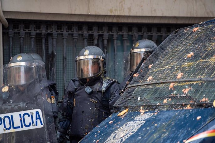 Agentes de la Policía Nacional son alcanzados por balas de pintura  durante la manifestación estudiantil organizada en la Plaza de la Universidad de Barcelona, dentro de los actos convocados con motivo de la huelga general en Catalunya en reacción a la 