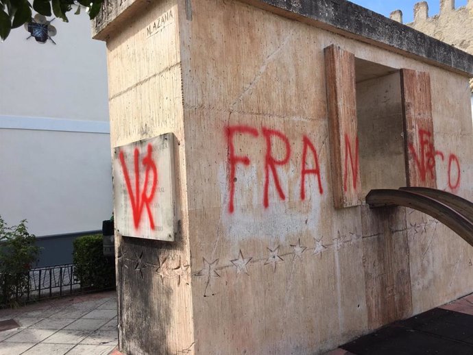 Pintadas franquistas en el monumento a la Memoria Histórica de Marchena