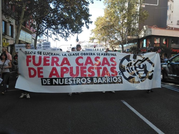 Manifestación en una ciudad española contra la proliferación de las casas de apuestas, en una imagen de archivo.