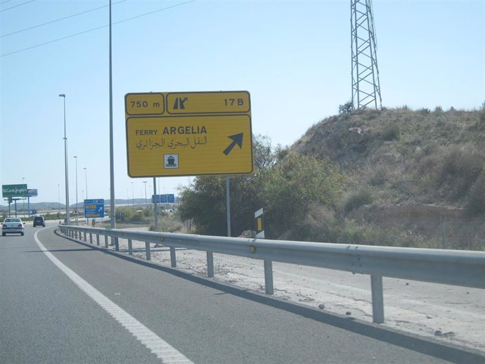 Cartel indicador de la salida para ir al buque que realiza el Paso Del Estrecho en Alicante, de archivo.