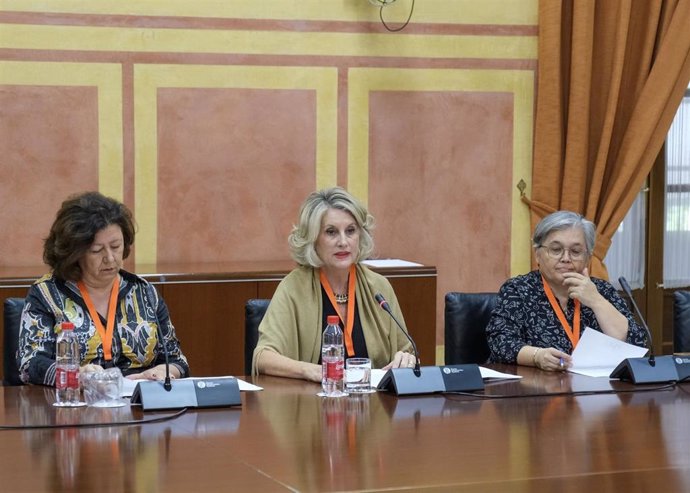 Secretaria de Acción Sindical de Iniciativa Sindical Andaluza (ISA), Rocío Luna, en el centro de la imagen, este lunes en el Parlamento de Andalucía.