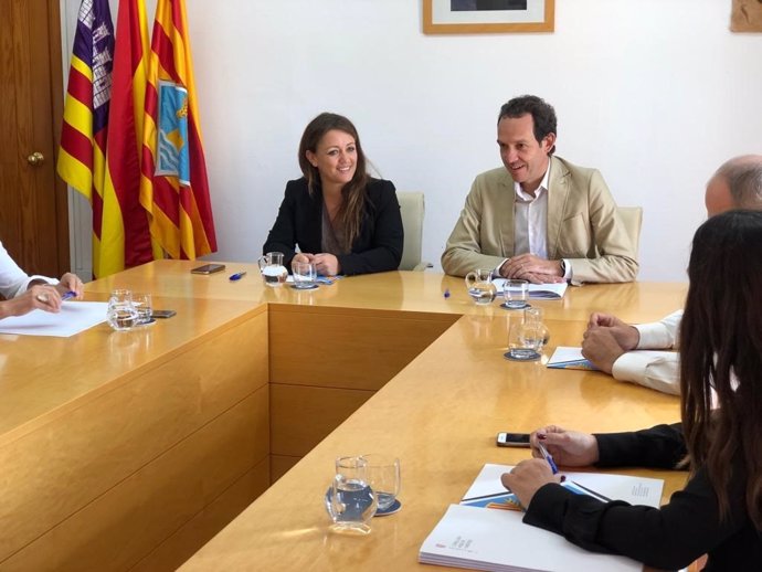 El conseller de Mobilitat i Habitatge, Marc Pons, i la presidenta del Consell de Formentera, Alejandra Ferrer, en una reunió