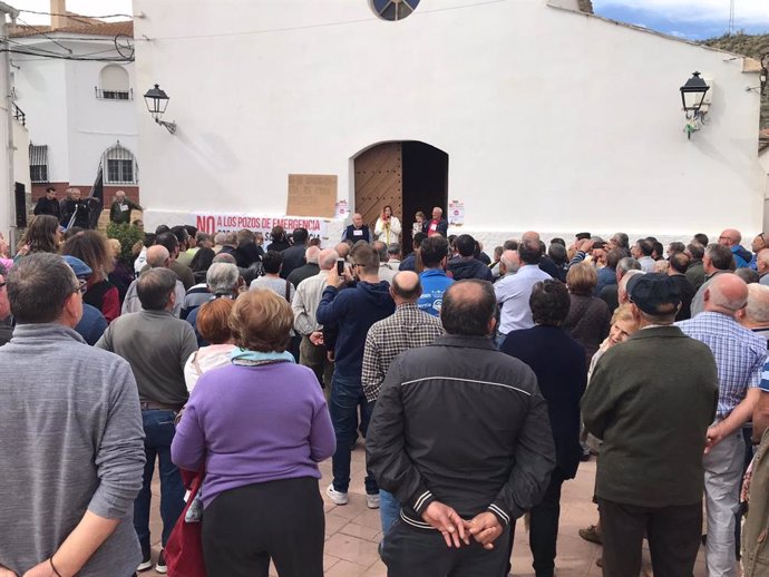 Almería.-Decenas de vecinos de Alcóntar se concentran contra los pozos de emerge