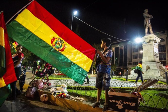 Un joven con una bandera de Bolivia