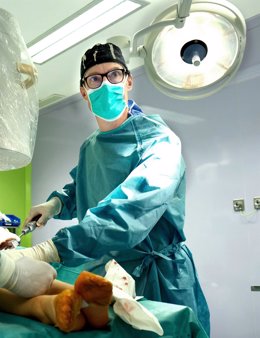 En la imagen, el cirujano Javier Downey, de la Unidad de Traumatología Pediátrica de Quirónsalud Sagrado Corazón, en un momento de la intervención.