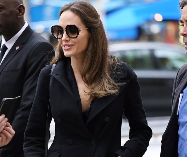 Angelina Jolie con gafas de sol negras de Salvatore Ferragamo Eyewear
