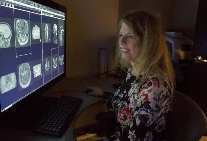 La neurorradióloga de la Universidad de Medicina de Carolina del Sur, Dra. Donna Roberts,