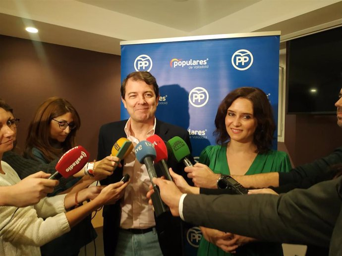 La presidenta de la Comunidad de Madrid junto al presidente de Castilla y León, Alfonso Fernández Mañueco, durante un acto de precampaña en Valladolid.