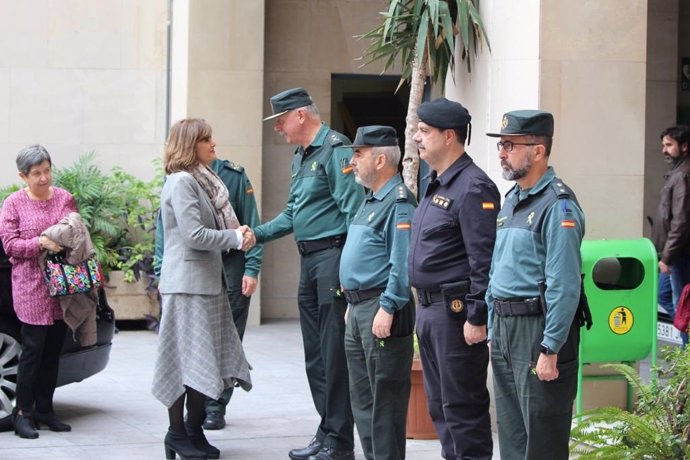 La secretria d'estat de Seguretat, Ana Botella, saluda comandaments de la Gurdia Civil durant la visita a Barcelona.