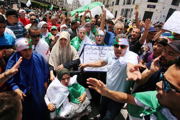Protestas en Argel contra el presidente en funciones Bensalá