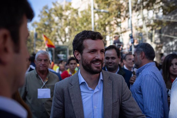 El presidente del PP, Pablo Casado, asiste a la manifestación bajo el lema 'Por la concordia, por Catalunya: ¡Basta!' convocada por Sociedad Civil Catalana, en Barcelona (Cataluña/España) a 27 de octubre de 2019.