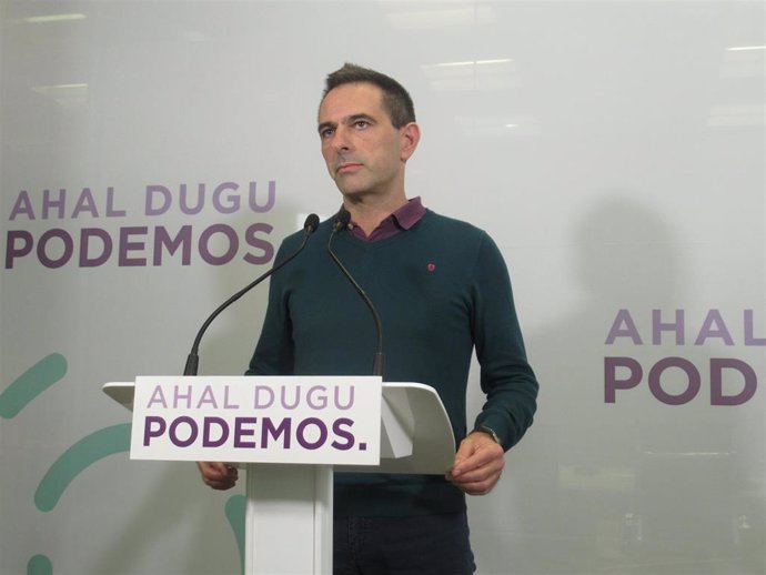 El responsable de Comunicación del Podemos Euskadi, Andeka Larrea, en una rueda de prensa celebrada en Bilbao