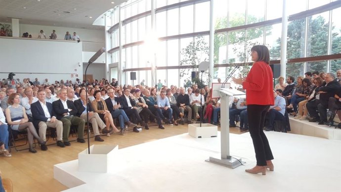 Idoia Mendia interviene en un acto en San Sebastián