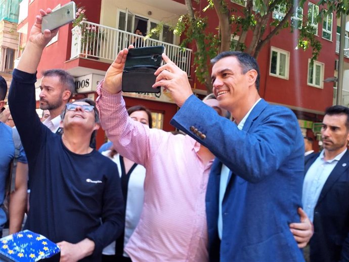 El secretario general del PSOE, Pedro Sánchez, se hace una foto con un ciudadano en Palma