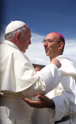 El obispo de Puerto Maldonado y secretario especial del Sínodo Amazónico, David Martínez, junto con el Papa Francisco