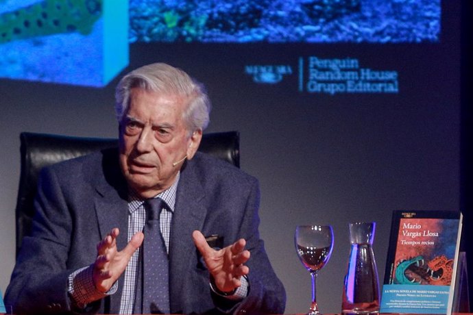 Vargas Llosa presenta 'Tiempos Recios', una novela de conspiraciones políticas e