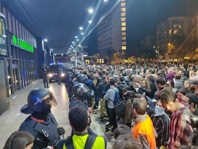Tensión entre manifestantes de los CDR y los Mossos en la estación de Sants de Barcelona