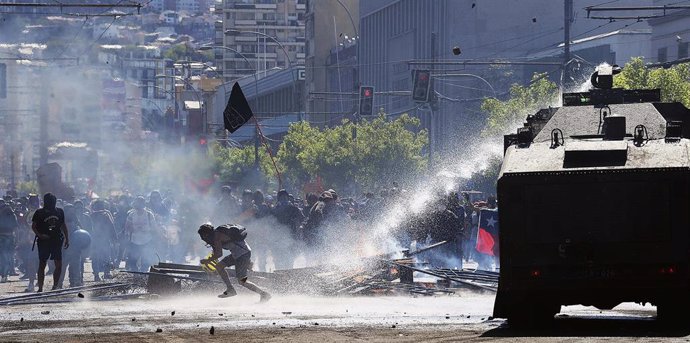 Enfrentamientos entre manifestantes y Carabineros en los alrededores del Congreso de Chile