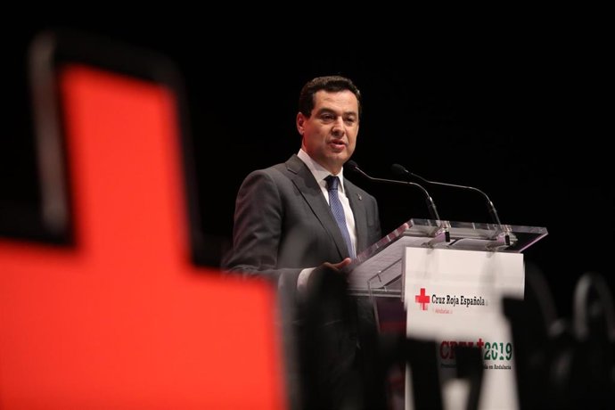 El presidente de la Junta, Juanma Moreno, en la entrega de los Premios de la Cruz Roja