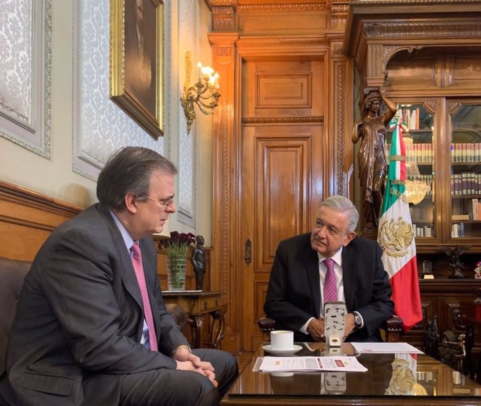 López Obrador junto al ministro de Exteriores mexicano.