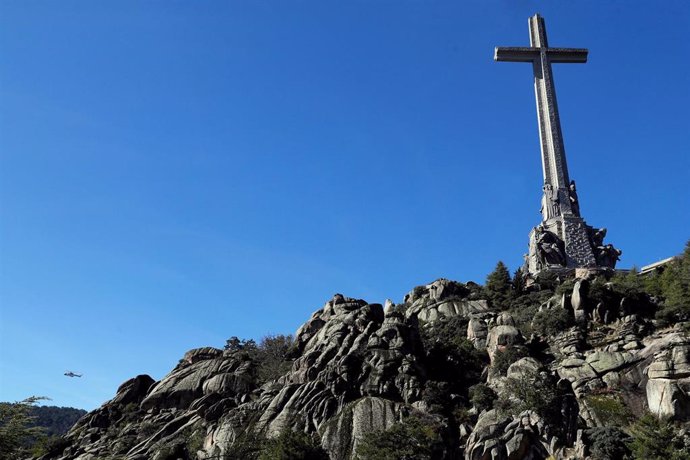 Vista del helicóptero que traslada los restos de Francisco Franco tras su exhumación del Valle de los Caídos camino del cementerio de El Pardo-Mingorrubio para su reinhumación, en Madrid, a 24 de octubre de 2019.