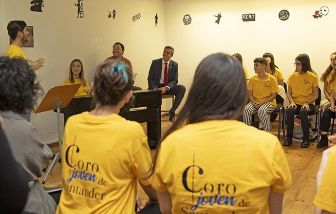 El vicepresidente de Cantabria, Pablo Zuloaga, con el Coro Joven de Santander