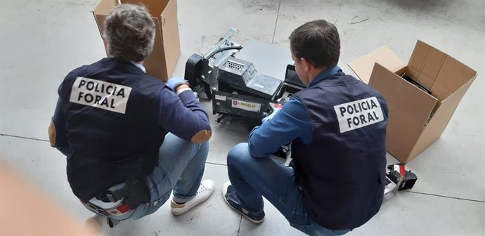 Dos agentes inspeccionan una de las cajas recuperadas.