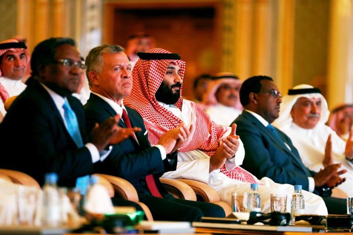 El príncipe heredero saudí y el rey de Jordania en una conferencia de inversión