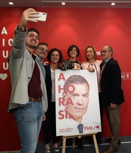 Candidatos del PSOE riojano se realizan un selfie con el cartel de campaña de Pedro Sánchez