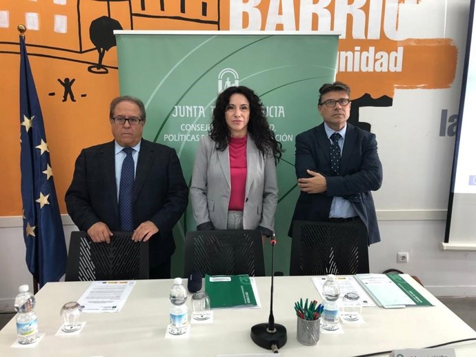 La consejera de Igualdad, Políticas Sociales y Conciliación, Rocío Ruiz, en una jornada de trabajo de profesionales de servicios de empleo y servicios sociales en el marco de la Red de Inclusión Social (RIS) en Sevilla.