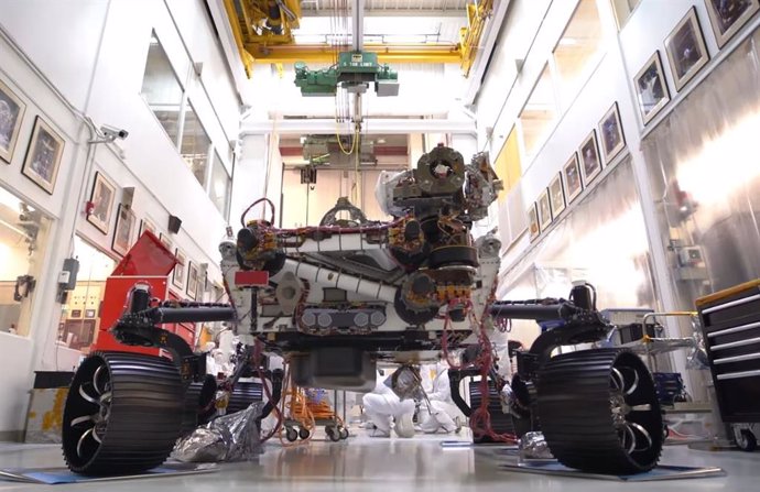 El rover Mars 2020 de la NASA se presenta sobre sus ruedas