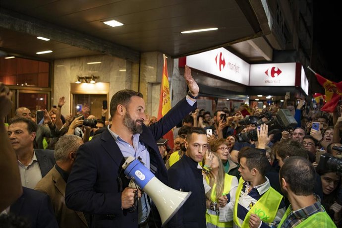 El presidente de Vox, Santiago Abascal, participa en un acto público en el Teatro Quijano de Ciudad Real (España) el 28 de octubre de 2019.