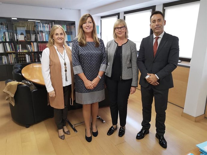 La presidenta de Fenin, M Luz López-Carrasco, y la secretaria general, Margarita Alfonsel, se reunieron el pasado lunes con la consellera de Salud y Consumo de Baleares, Patricia Gómez.