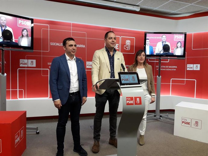 El secretario de Organización del PSN, Ramón Alzórriz, en el centro, junto con Toni Magdaleno, candidato al Senado, y Conchi Ruiz, candidata al Congreso.