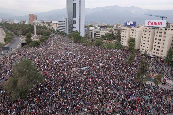 Milers de persones surten al carrer a Xile per protestar contra el Govern. 