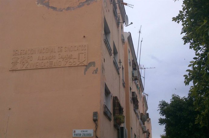 Letrero con símbolos franquistas en calle Pintor Zuloaga, Almería. 