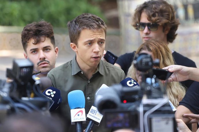El candidato de Más País a la Presidencia del Gobierno, Iñigo Errejón ofrece declaraciones a los medios de comunicación,  en Santa Cruz de Tenerife (España), a 28 de octubre de 2019.