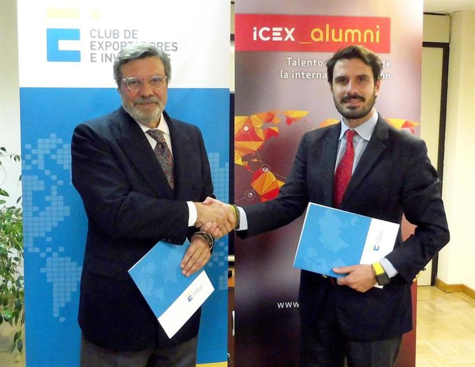 El presidente del Club de Exportadores, Antonio Bonet, y el presidente de ICEX Alumni, Adolfo Romero de Marcelo, firman un acuerdo para promover la formación.
