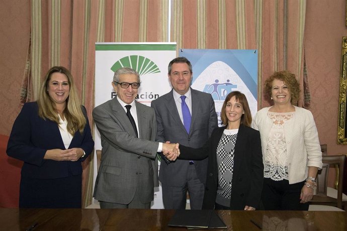 Convenio refrendado por el presidente de la Fundación Unicaja, Braulio Medel, y Miriam Pérez, en representación de la Asociación ADE, con la presencia del alcalde de Sevilla, Juan Espadas.