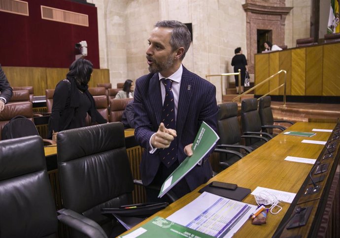 El consejero de Hacienda, Industria y Energía, Juan Bravo, en una imagen de archivo en su escaño en el Parlamento de Andalucía. 