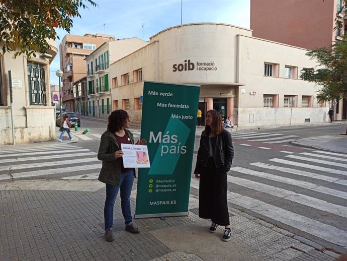 Las candidatas de Más País Illes Balears al Congreso, Marisa Lucas y Mar Muñoz, en declaraciones a los medios frente al SOIB