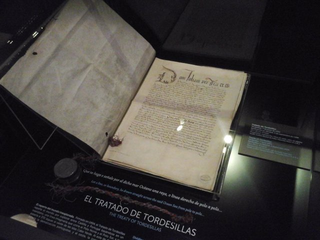 Ejemplar del Tratado de Tordesillas en la muestra del Archivo de Indias