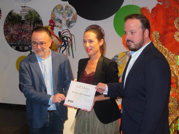 El consejero de Turismo del Cabildo, José Gregorio Martín, la alcaldesa de Santa Cruz de Tenerife, Patricia Hernández y el concejal de Fiestas, Andrés Casanova, reciben el Premio Gemmy